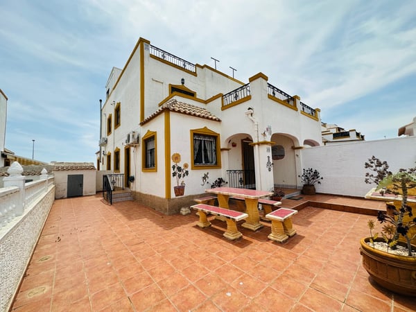 House in Los Montesinos - view 1