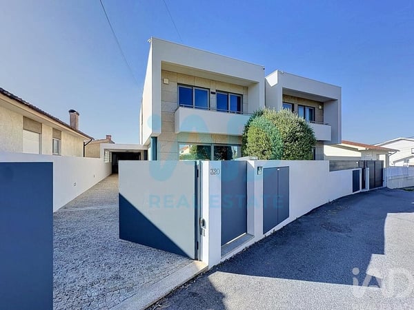 House in Sao Felix da Marinha - view 1