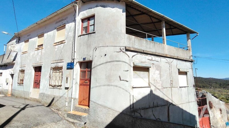 House in Alvares - view 1