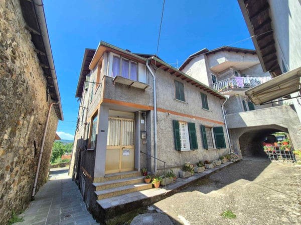 House in Minucciano - view 1