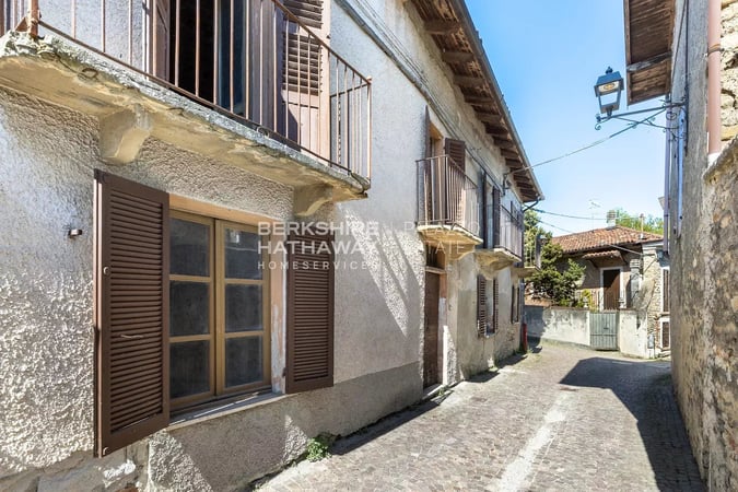 House in Montabone - view 1