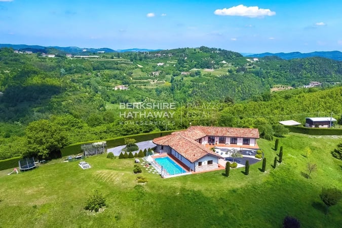 Villa in Roddino - view 1