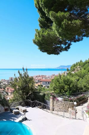 Villa in Ventimiglia - view 1