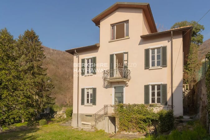 Villa in Cernobbio - view 1