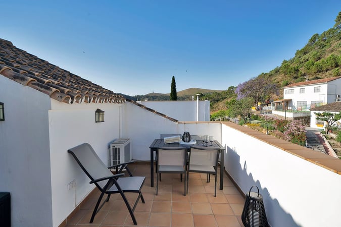 Apartment in Benahavis - view 1