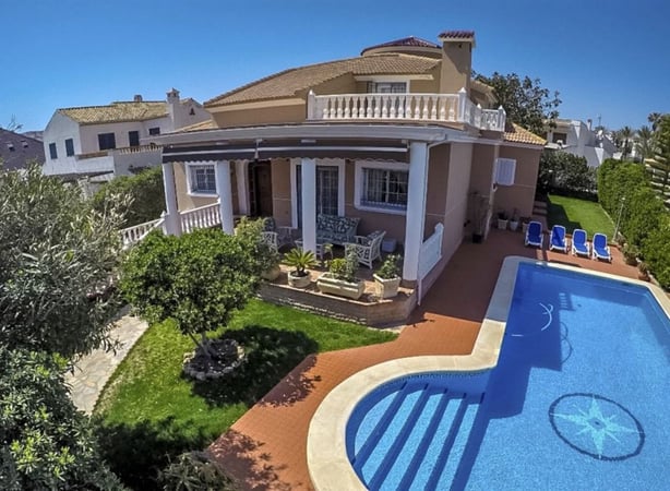 Villa in Torrelamata - view 1
