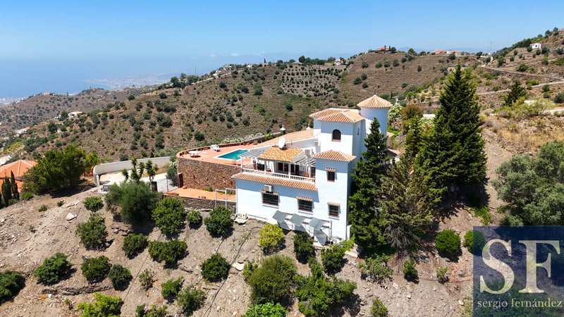 Villa in Sayalonga - view 1