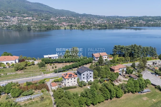Villa in Biandronno - view 1