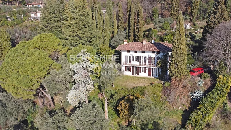 Villa in Tresnico - view 1
