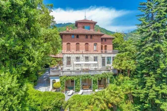 Villa in Varese - view 1