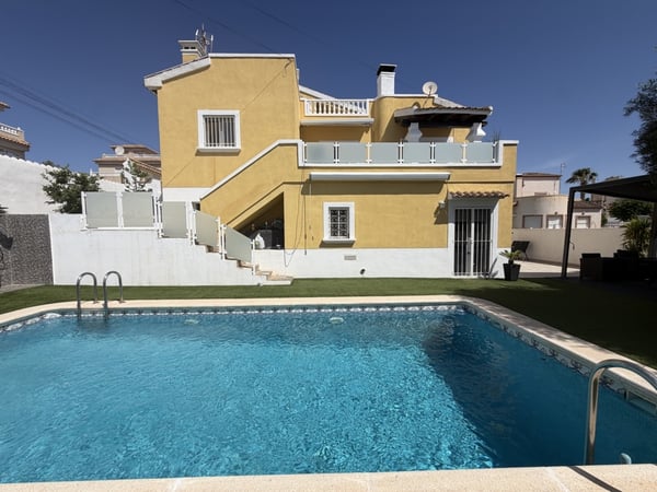 Villa in Villamartin - view 1