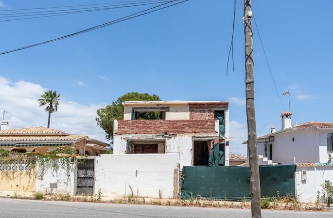 Villa in Nueva Andalucia - view 1