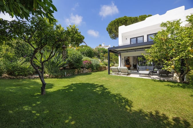 Villa in Nueva Andalucia - view 1