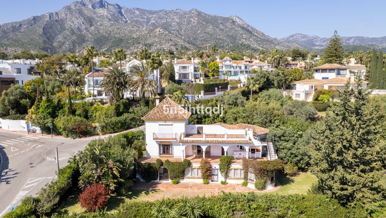 Villa in Nueva Andalucia - view 1