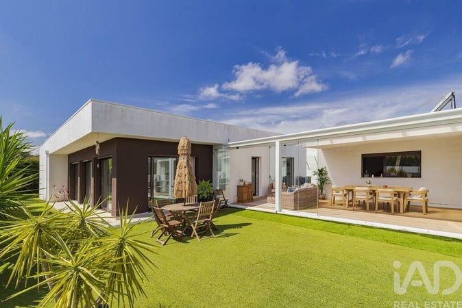 House in Brejos de Azeitao - view 1