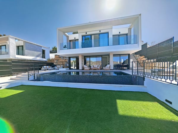 Villa in Estepona - view 1