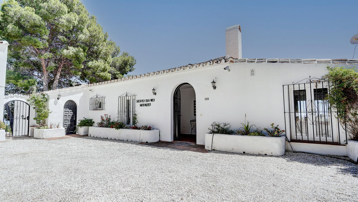 Villa in Mijas Costa - Image 2