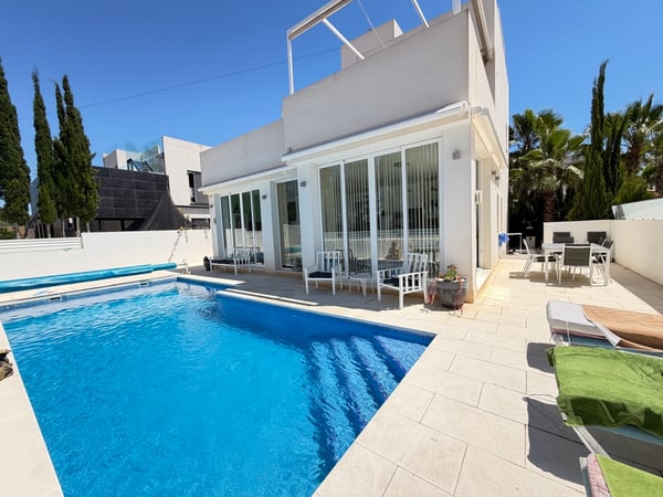 Villa in Mil Palmeras - view 1