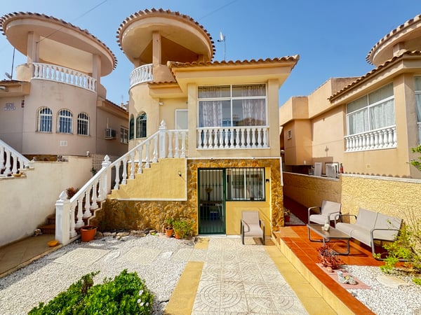 Villa in Villamartin - view 1