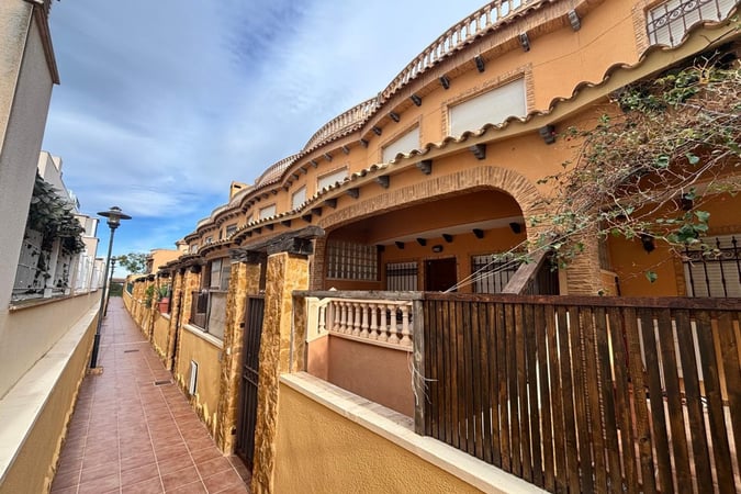 House in Guardamar del Segura - view 1