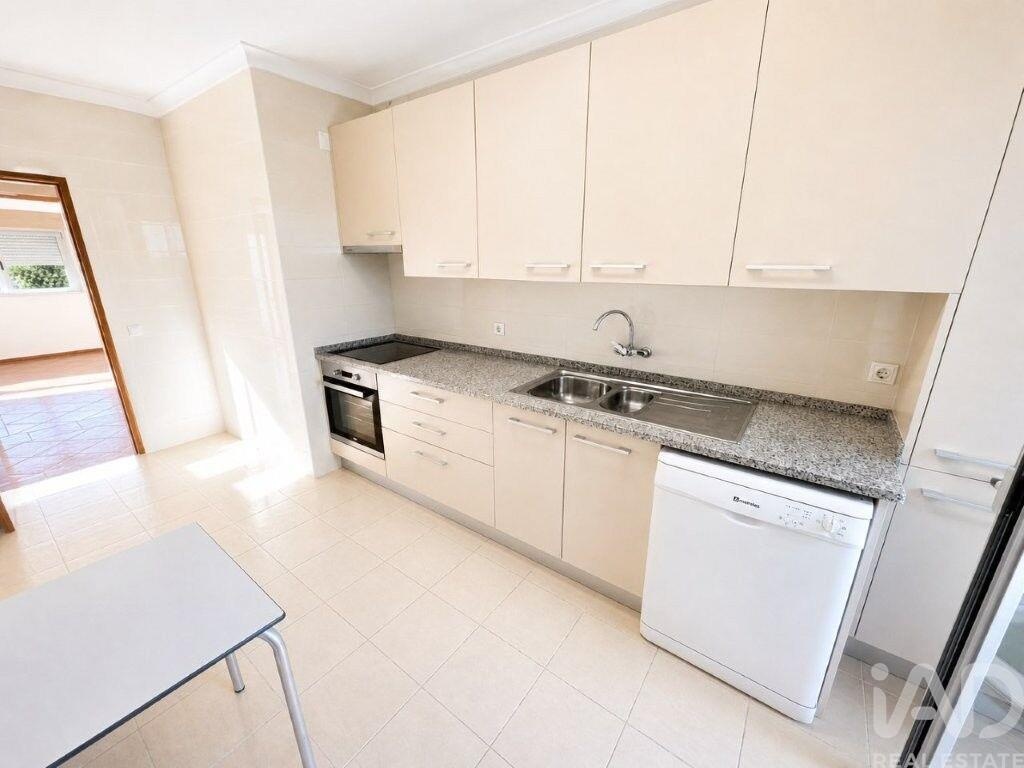 Apartment in Leiria - Image 2