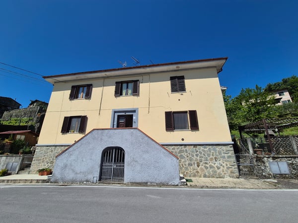 House in Molazzana - view 1