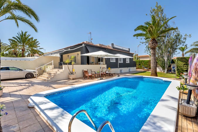 Villa in Punta Prima - view 1