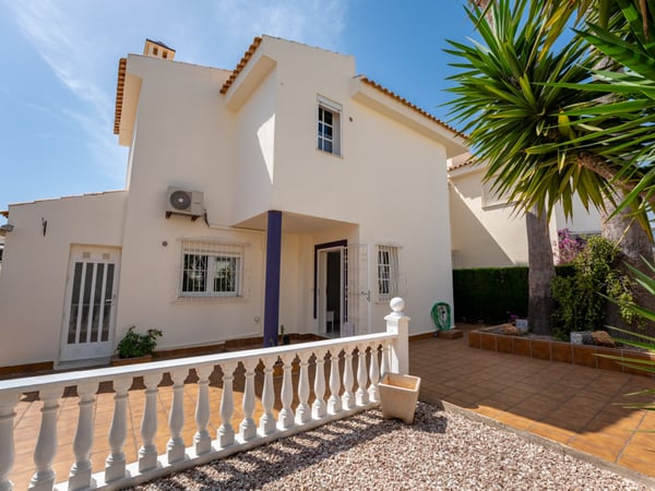 Villa in Residencia los Altos - view 1