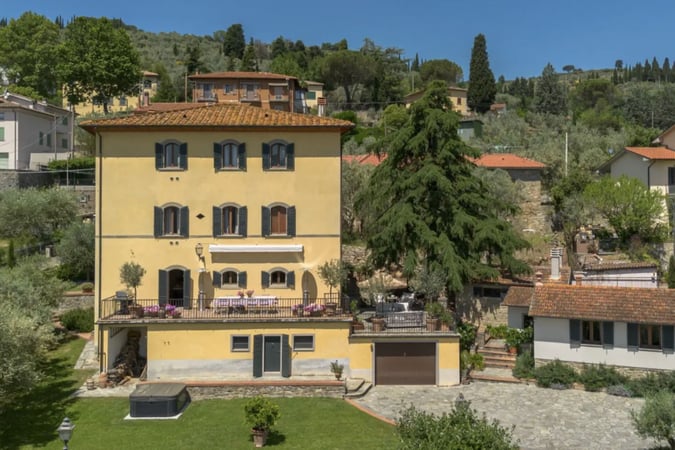 House in Castiglion Fiorentino - view 1