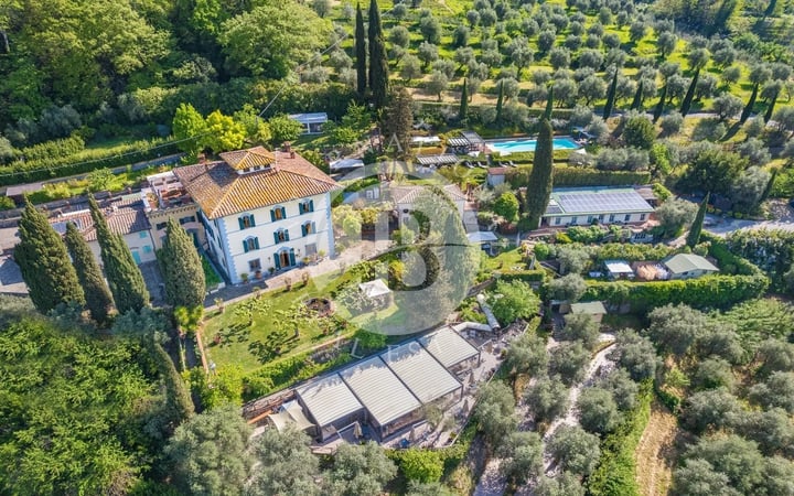 Villa in Pistoia - view 1