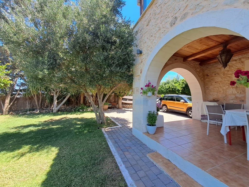 Villa in Neo Chorio - Image 3