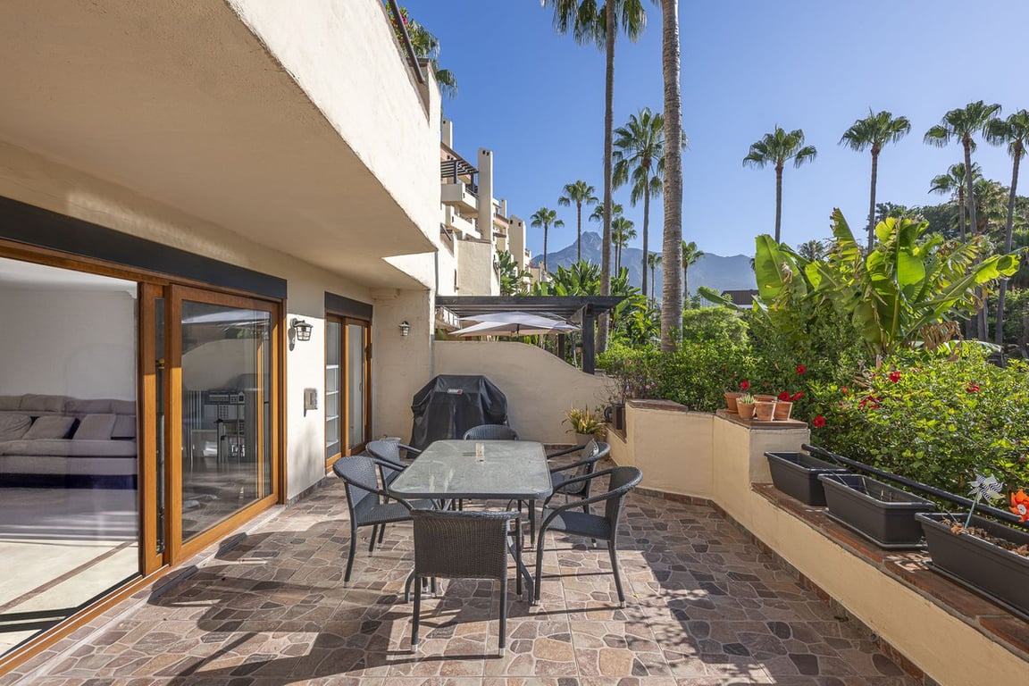 Apartment in Nueva Andalucia - Image 2