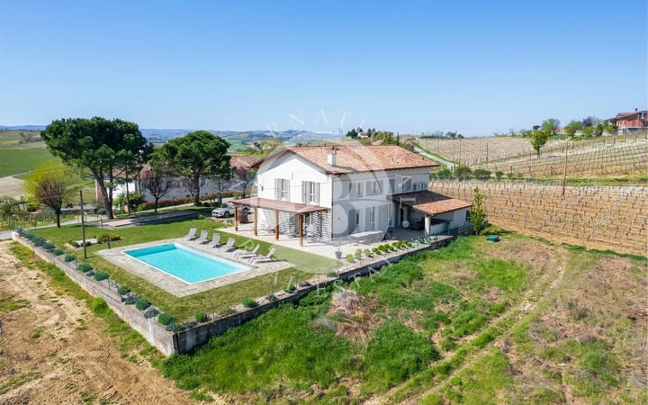 Villa in Nizza Monferrato - view 1