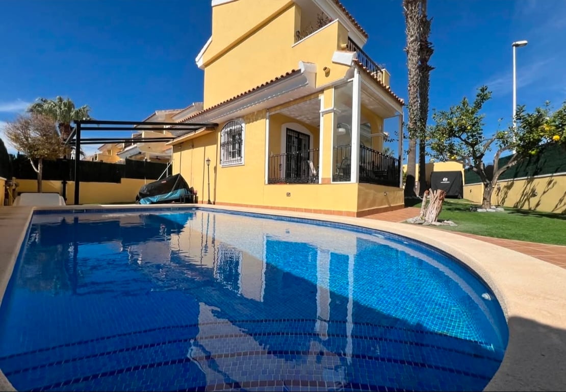 Villa in Los Dolses - Image 2