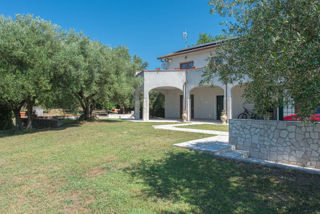 Villa in Ceccano - view 1