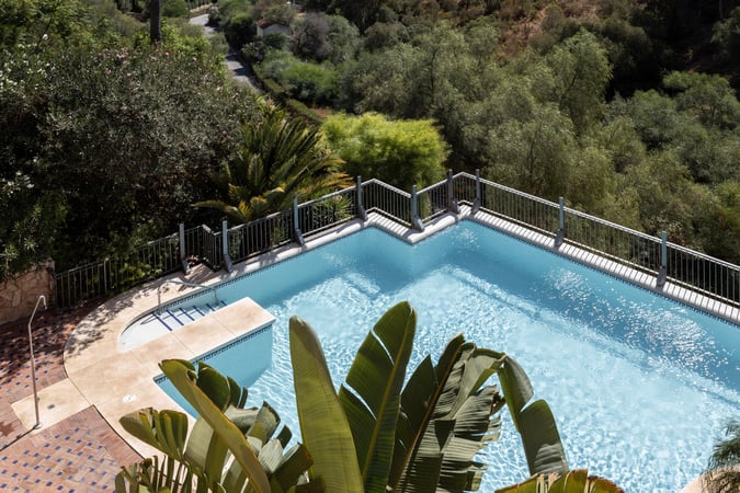 Apartment in Benahavis - view 1