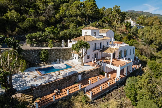 Villa in Benahavis - view 1