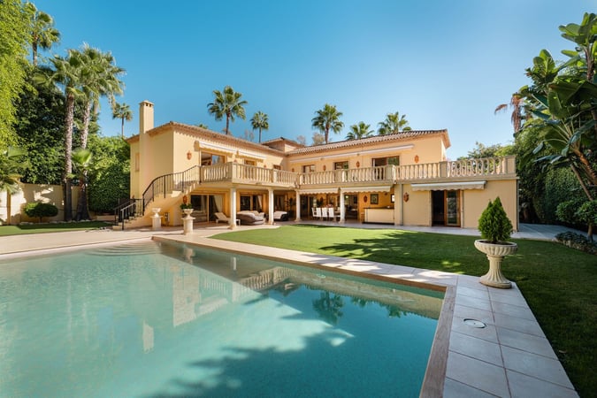 Villa in Nueva Andalucia - view 1