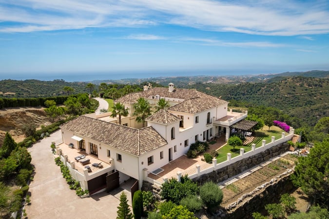 Villa in Estepona - view 1