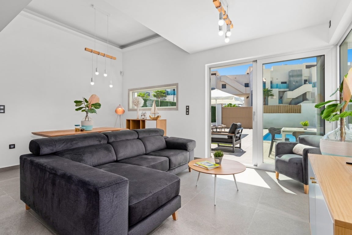 House in Urbanizacion El Raso - Image 3