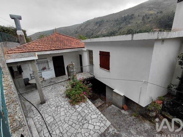 House in Fiaes - view 1