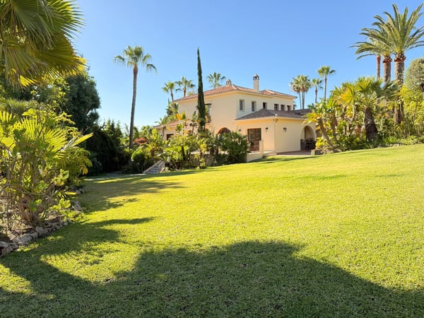 Villa in Estepona - view 1