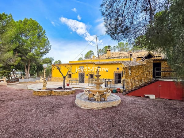 House in Pinoso - view 1