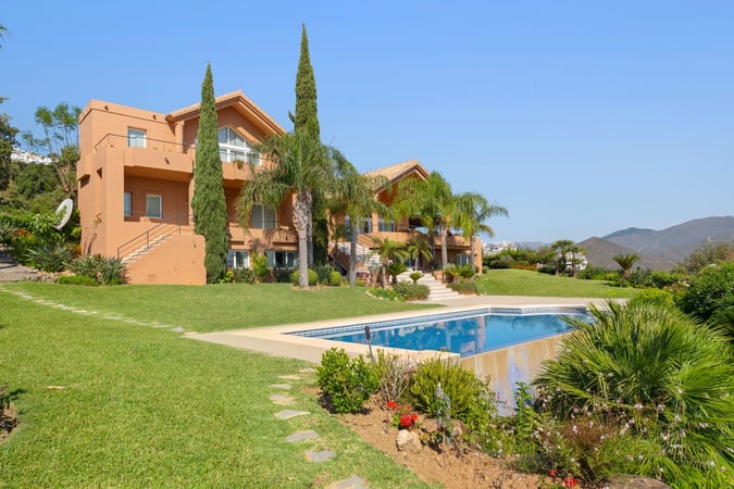 Villa in La Mairena - view 1
