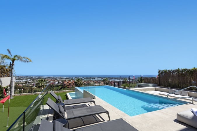 Villa in Benahavis - view 1