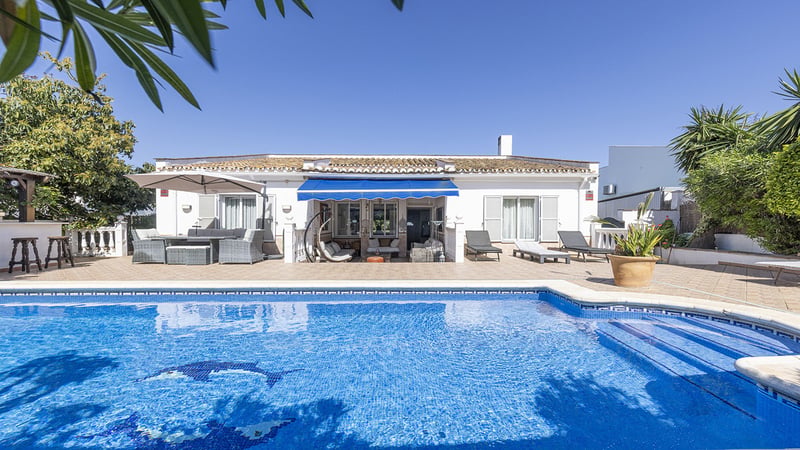 Villa in La Duquesa - view 1