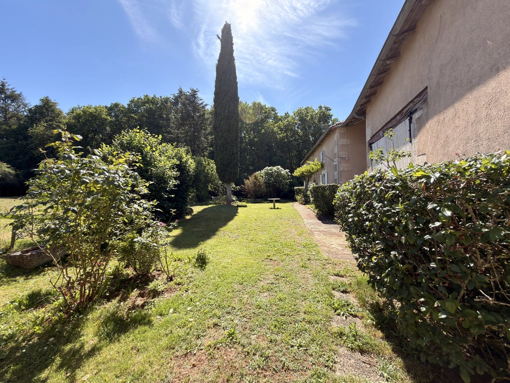 House in Nanteuil-en-Vallee - Image 2