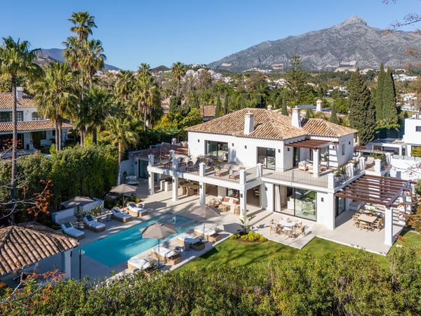 Villa in Nueva Andalucia - view 1