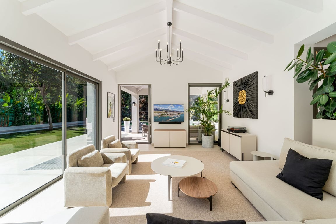 Villa in Nueva Andalucia - Image 2