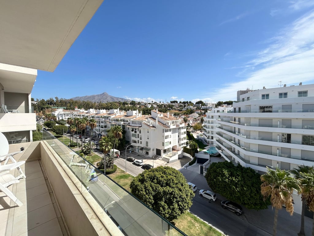 Apartment in Nueva Andalucia - Image 3